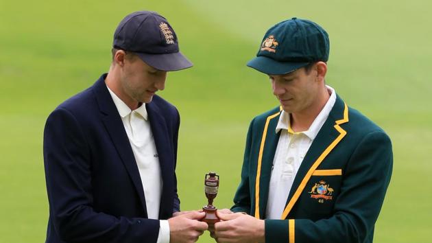 England's captain Joe Root (L) and Australia's captain Tim Paine hold the urn containing the Ashes(AFP)