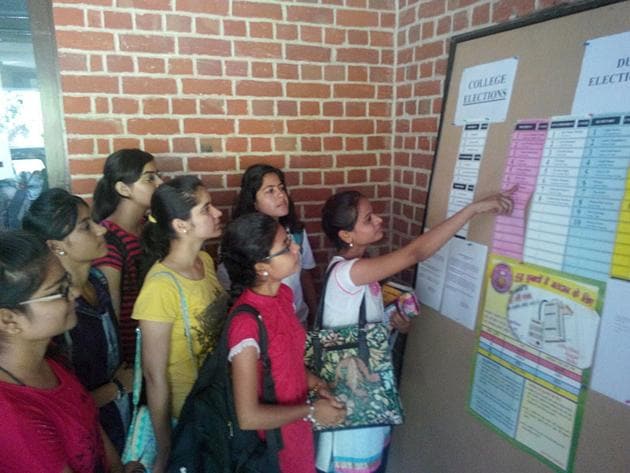 Student elections were banned in Maharashtra in 1994, after a spate of kidnappings and violence related to campus politics. The Maharashtra Universities Act 1994 had replaced elections with nominations for student representative bodies in colleges and universities.(Sushil Kumar/ HT photo) Student elections were banned in Maharashtra in 1994, after a spate of kidnappings and violence related to campus politics. The Maharashtra Universities Act 1994 had replaced elections with nominations for student representative bodies in colleges and universities.(Sushil Kumar/ HT photo)