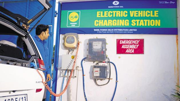 An e-vehicle charging station in New Delhi.(Pradeep Gaur/ Mint)