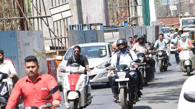 RTO data referred to in the ESR report shows, a total 2.61 lakh vehicles have been registered in 2018-19, as compared to 2.89 lakh vehicles registered in 2017-18 in Pune. (HT PHOTO)