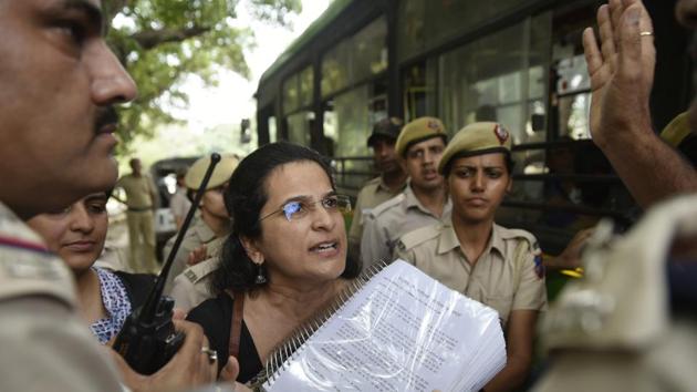 Anjali Bhardwaj, founder of Satark Nagrik Sangathan pleads with the police. Bhardwaj was detained along with a group of activists who had gathered outside gate number 38 of Rashtrapati Bhavan to give their representation to President Ram Nath Kovind, urging him not to give his assent to the controversial RTI Amendment bill passed by the Parliament last week. (Vipin Kumar / HT Photo) 