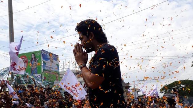 Allu Arjun greets fans as they welcome him in Kakinada.