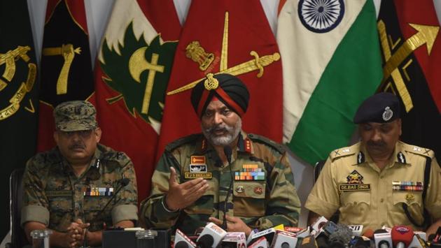 The Jammu and Kashmir government on Friday asked Amarnath Yatris and tourists in Kashmir to “immediately” curtail their stay and leave the valley. The advisory, issued by the state’s home department, cited intelligence inputs about terror threats. The advisory came minutes after top army and police officers spoke about inputs that terrorists in the state had been ordered to carry out bomb blasts targeting Amarnath Yatris. (Waseem Andrabi / HT Photo) The Jammu and Kashmir government on Friday asked Amarnath Yatris and tourists in Kashmir to “immediately” curtail their stay and leave the valley. The advisory, issued by the state’s home department, cited intelligence inputs about terror threats. The advisory came minutes after top army and police officers spoke about inputs that terrorists in the state had been ordered to carry out bomb blasts targeting Amarnath Yatris. (Waseem Andrabi / HT Photo)