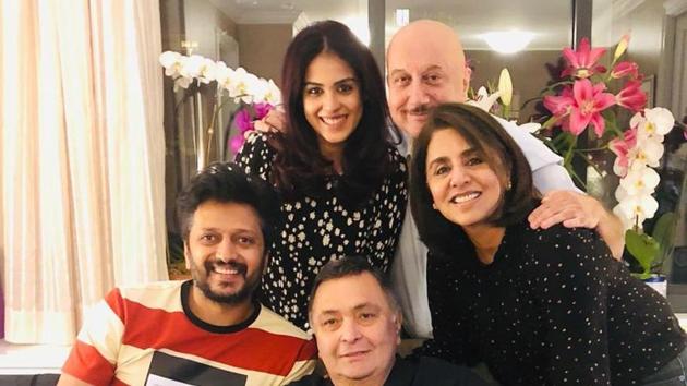 Riteish Deshmukh, Genelia Deshmukh and Anupam Kher with Rishi Kapoor and Neetu Singh in New York.(Instagram)