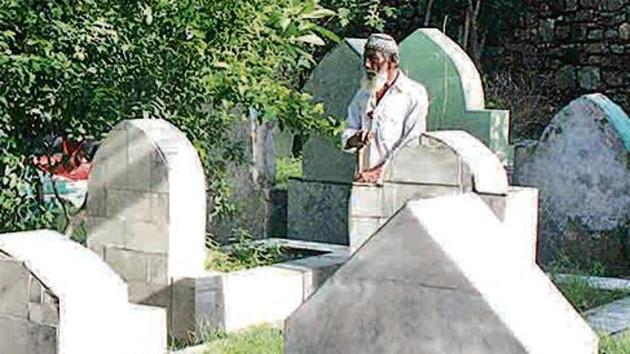 Muhammad Anwar left his home in Kolkata many years ago and now lives alongside a graveyard in central Delhi.(HT Photo)