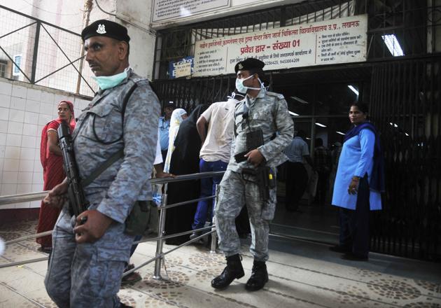 CRPF personnel at Lucknow’s KGMU.(Deepak Gupta/ht) CRPF personnel at Lucknow’s KGMU.(Deepak Gupta/ht)
