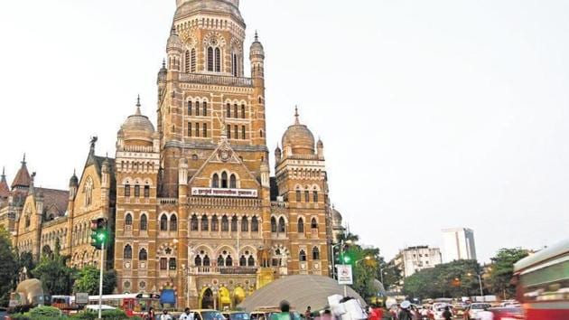 Mumbai Parking Authority (MPA) has put forth a proposal to allow public parking at vacant spaces or left over parking slots in malls during the week.(HT FILE) Mumbai Parking Authority (MPA) has put forth a proposal to allow public parking at vacant spaces or left over parking slots in malls during the week.(HT FILE)