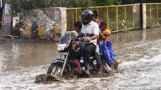 Rains lashed select areas of the city on Friday areas, leaving most of them waterlogged.(Yogendra Kumar/HT PHOTO)