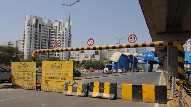 A 16-year-old boy was killed after allegedly colliding with an overhead pipe in Gurugram.(Parveen Kumar / Hindustan Times) A 16-year-old boy was killed after allegedly colliding with an overhead pipe in Gurugram.(Parveen Kumar / Hindustan Times)