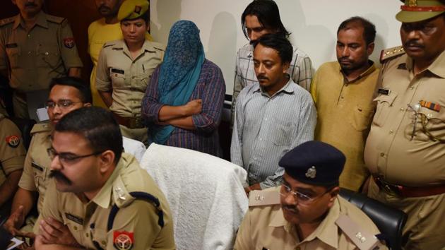 Police officials with the accused who were arrested for the murder of Supreme Court lawyer Kuljeet Kaur, at Sector 31, in Noida. (Virendra Singh Gosain/HT PHOTO) Police officials with the accused who were arrested for the murder of Supreme Court lawyer Kuljeet Kaur, at Sector 31, in Noida. (Virendra Singh Gosain/HT PHOTO)