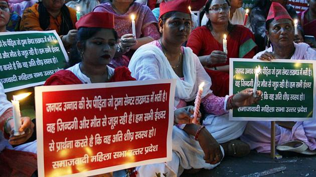 Members of Samajwadi party Mahila Morcha holding a candle march to express their solidarity with Unnao rape survivor.(ANI Photo) Members of Samajwadi party Mahila Morcha holding a candle march to express their solidarity with Unnao rape survivor.(ANI Photo)