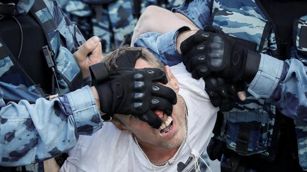 Law enforcement officers detain a participant of a rally calling for opposition candidates to be registered for elections to Moscow City Duma, the capital’s regional parliament, in Moscow, Russia. Police arrested more than 1,000 demonstrators during the rally, (Shamil Zhumatov / REUTERS) Law enforcement officers detain a participant of a rally calling for opposition candidates to be registered for elections to Moscow City Duma, the capital’s regional parliament, in Moscow, Russia. Police arrested more than 1,000 demonstrators during the rally, (Shamil Zhumatov / REUTERS)