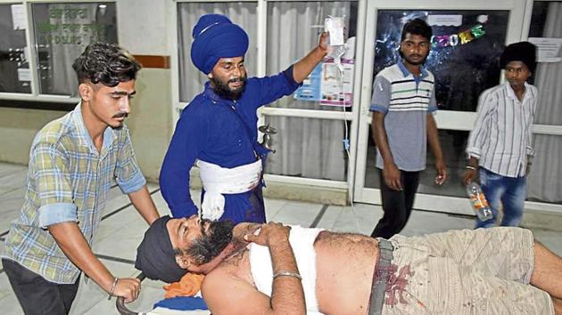 An injured nihang Jagtar Singh at Guru Nanak Dev Hospital in Amritsar on Friday.(Photo by Sameer Sehgal/ Hindustan Times)