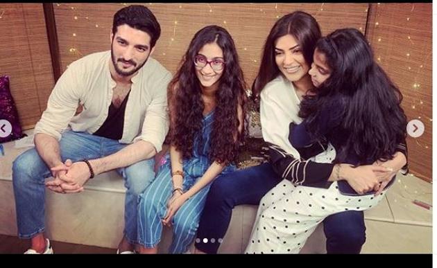 Sushmita Sen with her two daughters and boyfriend Rohman Shawl.(Instagram)