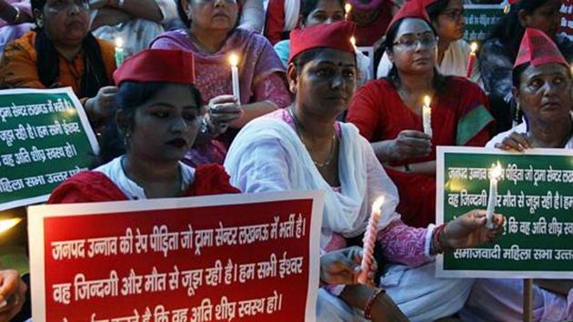 Uttar Pradesh, August 01 (ANI): Members of Samajwadi party Mahila Morcha holding a candle march to express their solidarity with Unnao rape survivor who admitted in KGMU trauma center for treatment at Gandhi Pratima in Lucknow on Thursday. (ANI Photo)