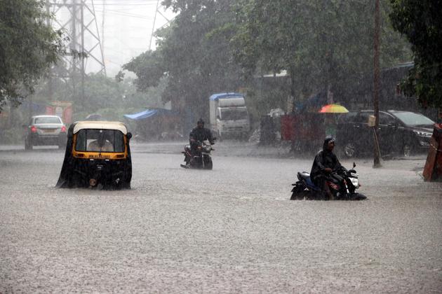 Heavy rainfall in Kalyan-Dombivli and nearby areas has led to massive flooding. (HT Photo) Heavy rainfall in Kalyan-Dombivli and nearby areas has led to massive flooding. (HT Photo)
