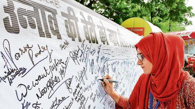 People take part in a signature campaign by the Congress party seeking justice for the Unnao Rape Case victim, near Isabella Thoburn College crossing in Lucknow, Uttar Pradesh on Saturday, August 03, 2019.(Photo by Dheeraj Dhawan/Hindustan Times)