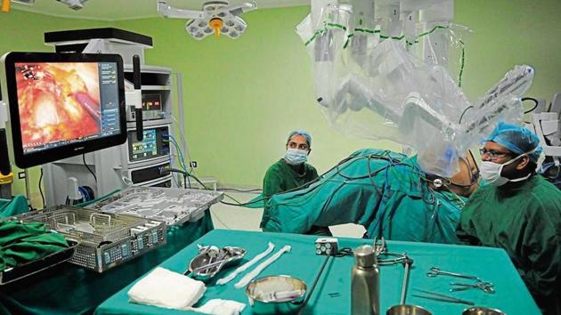 Doctors perform robotic surgery of a patient, at Fortis Hospital, near Huda City Centre metro station, in Gurugram, on Friday, July 26, 2019. (Photo by Parveen Kumar / Hindustan Times)