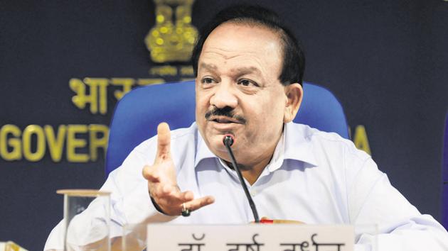 Resident doctors at the All India Institute of Medical Sciences (AIIMS) called off their strike with immediate effect on Sunday following a meeting with the Union health minister Harsh Vardhan.(Hindustan Times) Resident doctors at the All India Institute of Medical Sciences (AIIMS) called off their strike with immediate effect on Sunday following a meeting with the Union health minister Harsh Vardhan.(Hindustan Times)