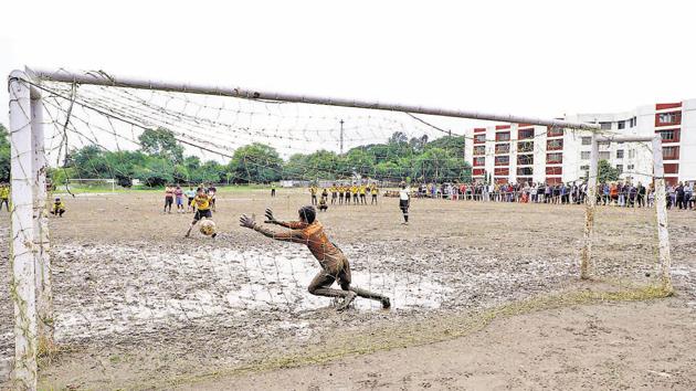 The SSPMS ground was slimy and mucky, especially in front of goalposts.(Rahul Raut/HT PHOTO) The SSPMS ground was slimy and mucky, especially in front of goalposts.(Rahul Raut/HT PHOTO)