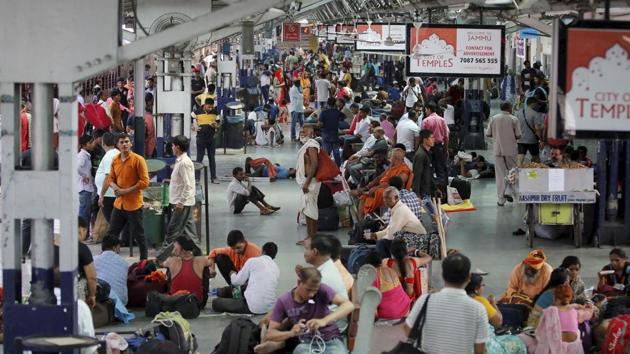 The Jammu and Kashmir government asked the Amarnath pilgrims and tourists on Friday to immediately make necessary arrangements to cut short their stay in the Valley in the wake of intelligence inputs of "specific terror threats" to the pilgrimage.(PTI photo)