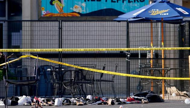 Shoes are piled in the rear of Ned Peppers Bar at the scene after a mass shooting in Dayton, Ohio, US August 4, 2019.(REUTER) Shoes are piled in the rear of Ned Peppers Bar at the scene after a mass shooting in Dayton, Ohio, US August 4, 2019.(REUTER)