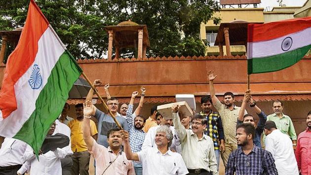 Jammu Kashmir Dogra Samaj Trust Vashi along with Citizens celebrate abolishment 370 & 35A at Shivaji chowk Vashi . in Navi Mumbai (Bachchan Kumar/ Hindustan Times) Jammu Kashmir Dogra Samaj Trust Vashi along with Citizens celebrate abolishment 370 & 35A at Shivaji chowk Vashi . in Navi Mumbai (Bachchan Kumar/ Hindustan Times)