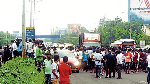Santacruz locals blocked WEH on Sunday to protest against the BMC and electricity dept after 2 residents were electrocuted. (HT Photo) Santacruz locals blocked WEH on Sunday to protest against the BMC and electricity dept after 2 residents were electrocuted. (HT Photo)