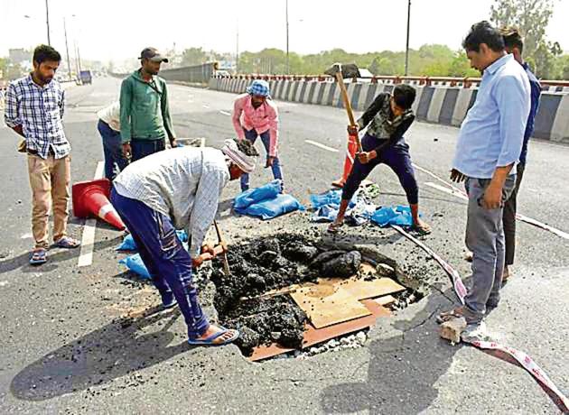 Workers repair a damaged portion of Hero Honda chowk flyover, at National Highway-48, near sector-34, in Gurugram, on Wednesday, May 8, 2019. ((Photo by Yogesh Kumar/Hindustan Times)) Workers repair a damaged portion of Hero Honda chowk flyover, at National Highway-48, near sector-34, in Gurugram, on Wednesday, May 8, 2019. ((Photo by Yogesh Kumar/Hindustan Times))