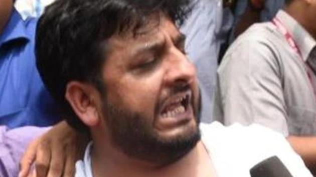 PDP Rajya Sabha lawmaker MM Fayaz tore his kurta in the House after Home Minister Amit Shah moved a proposal to scrap Article 370 in Jammu and Kashmir.(Raj K Raj/HT photo) PDP Rajya Sabha lawmaker MM Fayaz tore his kurta in the House after Home Minister Amit Shah moved a proposal to scrap Article 370 in Jammu and Kashmir.(Raj K Raj/HT photo)