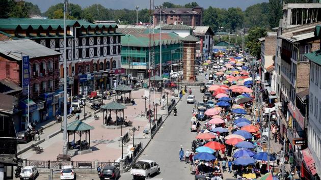 On August 04, a view of a market where people are shopping as panic gripped the valley after the Jammu and Kashmir government issued a security advisory. (ANI)