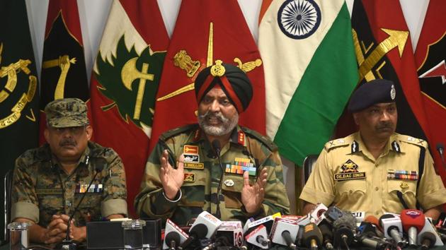 Lt Gen Kanwal Jeet Singh Dhillon (C), General Officer Commanding (GOC) of the Srinagar-based 15 Corps; Dilbagh Singh (R), Director General of Police and Zulfiqar Hassan (L), Inspector General, Central Reserve Police Force (CRPF) during a joint press conference inside an army headquarter, in Srinagar. (Waseem Andrabi / HT Photo)