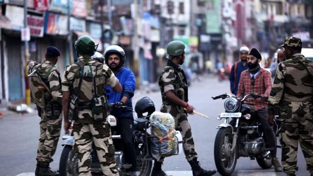 Security personnel question motorists on a street in Jammu on August 5, 2019.(AFP)