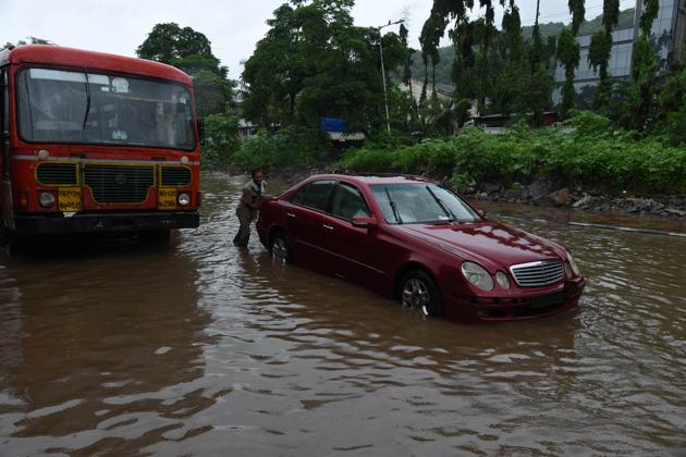 A Mercedes car stuck on Sion Panvel Highway at Near Nerul in Navi Mumbai, on Sunday, August 4, 2019.(Bachchan Kumar / HT Photo) A Mercedes car stuck on Sion Panvel Highway at Near Nerul in Navi Mumbai, on Sunday, August 4, 2019.(Bachchan Kumar / HT Photo)