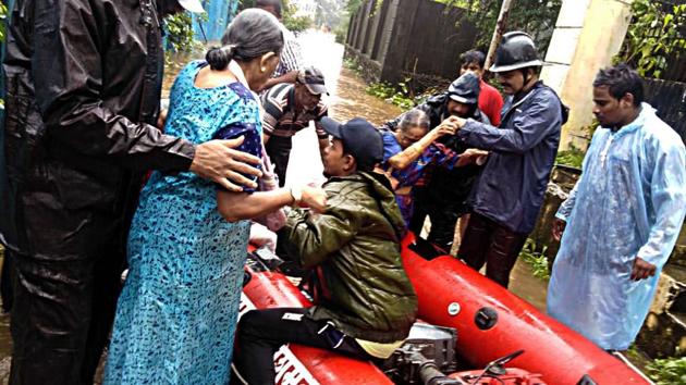 Police rescue people stuck in flooded water due to heavy rain in Thane on Sunday, August 4, 2019.(ANI Photo)