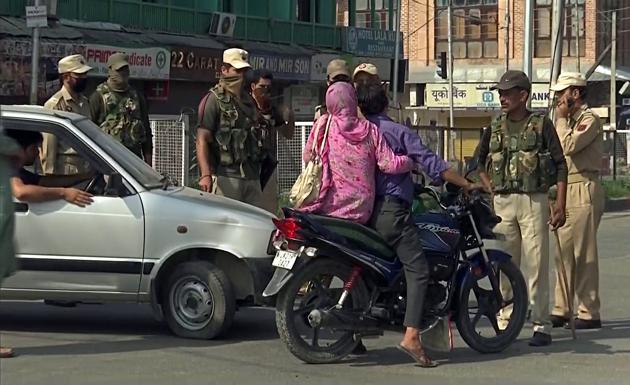 Security personnel check vehicles in Srinagar on the day Centre moved to scrap Article 370 in Jammu and Kashmir.(ANI photo)