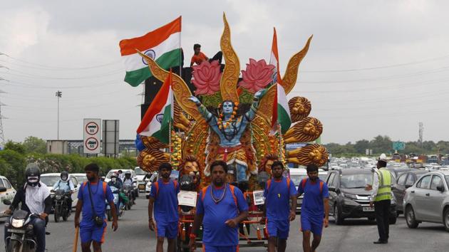 Kanwariyas pulling a Maha Kanwar decorated as a temple of Lord Shiva carrying holy water collected from the Ganga river at Delhi-Gurugram expressway, Sirhaul toll plaza, in Gurugram, on Monday, July 29, 2019. (Yogendra Kumar/HT PHOTO) Kanwariyas pulling a Maha Kanwar decorated as a temple of Lord Shiva carrying holy water collected from the Ganga river at Delhi-Gurugram expressway, Sirhaul toll plaza, in Gurugram, on Monday, July 29, 2019. (Yogendra Kumar/HT PHOTO)