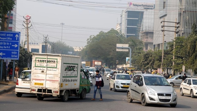 The letter states that the vendors also pose a health hazard as they litter waste on roads, which keep piling up and raises a stink. Representative image.(Parveen Kumar / HT Photo)