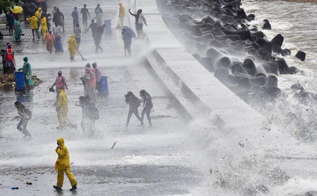 People enjoy the High Tide at Marine Drives in Mumbai, India, on Sunday, August 4, 2019. (Photo by Anshuman Poyrekar/Hindustan Times) People enjoy the High Tide at Marine Drives in Mumbai, India, on Sunday, August 4, 2019. (Photo by Anshuman Poyrekar/Hindustan Times)