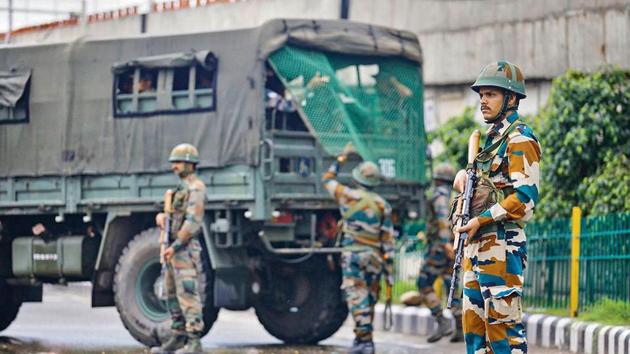 Army personnel stand guard during restrictions, in Jammu.(PTI Photo) Army personnel stand guard during restrictions, in Jammu.(PTI Photo)