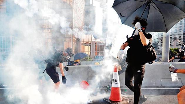 Protesters react after tear gas was fired by the police during a demonstration in support of the city-wide strike and to call for democratic reforms outside Central Government Complex in Hong Kong, China, August 5, 2019.(Reuters) Protesters react after tear gas was fired by the police during a demonstration in support of the city-wide strike and to call for democratic reforms outside Central Government Complex in Hong Kong, China, August 5, 2019.(Reuters)