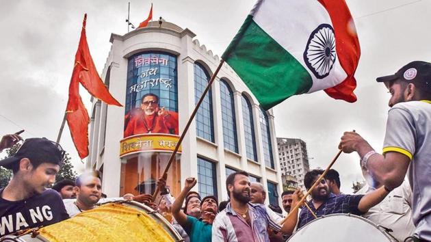 Shiv Sena activist celebrate the government revoking Kashmir’s special status, outside Sena Bhavan, Dadar in Mumbai, on Monday. ((Photo by Kunal Patil/Hindustan Times)) Shiv Sena activist celebrate the government revoking Kashmir’s special status, outside Sena Bhavan, Dadar in Mumbai, on Monday. ((Photo by Kunal Patil/Hindustan Times))
