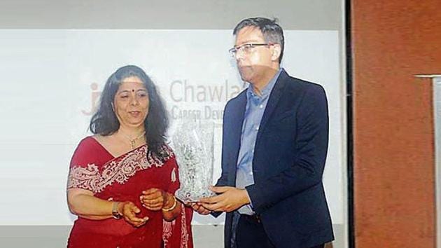 The counsellor assessed the skills of students and guided them on the choice of career (HT) The counsellor assessed the skills of students and guided them on the choice of career (HT)