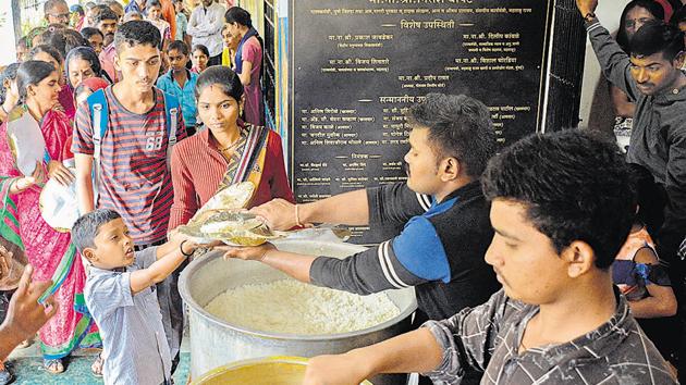 Residents of low-lying areas in Baner and Balewadi were shifted to Balwadkar School, Balewadi where they were provided food, shelter and health services.(Milind Saurkar/HT Photo)