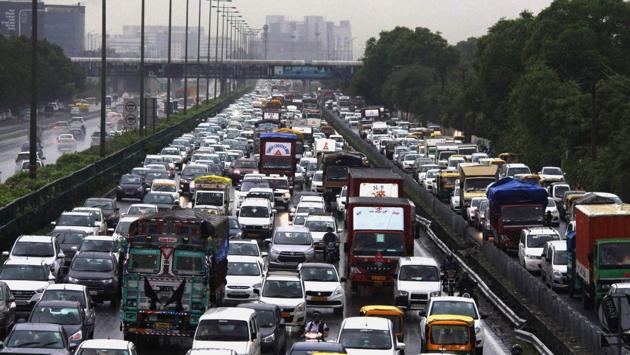 Heavy traffic jam near Atlas Chowk at Delhi - Gurugram Expressway, in Gurugram. In the past month, the city has experienced the cleanest air yet in the entire year. Experts and officials said this period usually sees the city’s most favourable air quality in its annual pollution cycle because of the monsoon winds and precipitation. (Yogendra Kumar / HT Photo) 