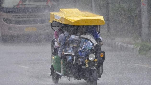 Commuters caught up in rain, Sector 27, in Noida, on Monday, August 5, 2019.(Sunil Ghosh / HT Photo) Commuters caught up in rain, Sector 27, in Noida, on Monday, August 5, 2019.(Sunil Ghosh / HT Photo)