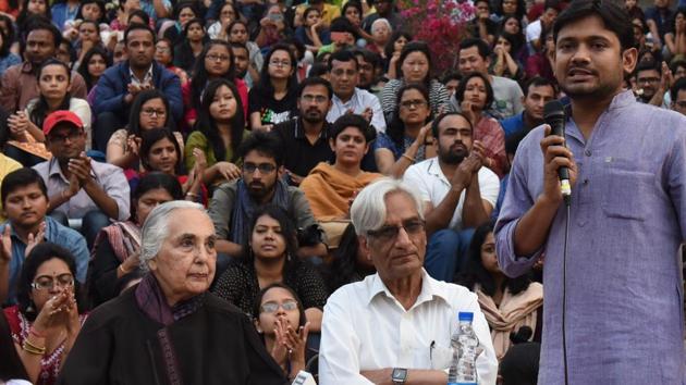 Historian Romila Thapar and JNU students Union president Kanhaiya during the address by Romila Thapar at JNU Campus in New Delhi.(Photo: Hindustan Times)