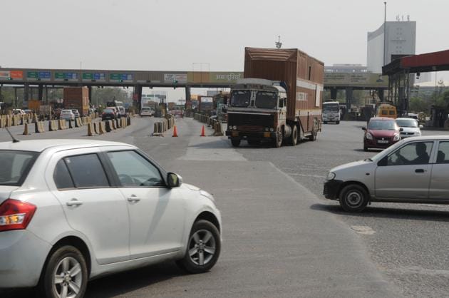 Hundreds of commuters living in developing sectors take this U-turn to have access to the HSVP road, which help them avoid the payment of toll. (HT Photo) Hundreds of commuters living in developing sectors take this U-turn to have access to the HSVP road, which help them avoid the payment of toll. (HT Photo)