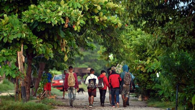Migrants walk towards La Bestia al so known as “The Beast” in Palenque. (Alfredo Estrella / AFP) Migrants walk towards La Bestia al so known as “The Beast” in Palenque. (Alfredo Estrella / AFP)