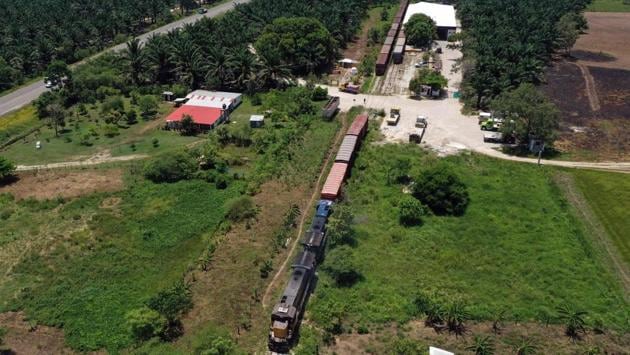 La Bestia’s blazing headlights and the screeching sound of metal on the tracks break the humid dawn atmosphere in Palenque. (Alfredo Estrella / AFP) La Bestia’s blazing headlights and the screeching sound of metal on the tracks break the humid dawn atmosphere in Palenque. (Alfredo Estrella / AFP)